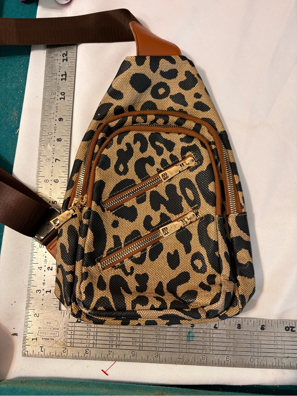 Zhen Meishi leopard print sling crossbody bag gold-toned zippers adj strap - Picture 5 of 14